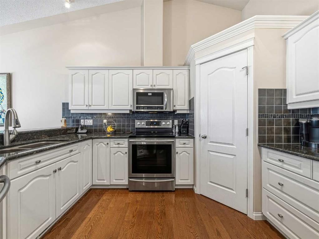 84 Sierra Morena Landing SW, Calgary — photo 5 of 43
