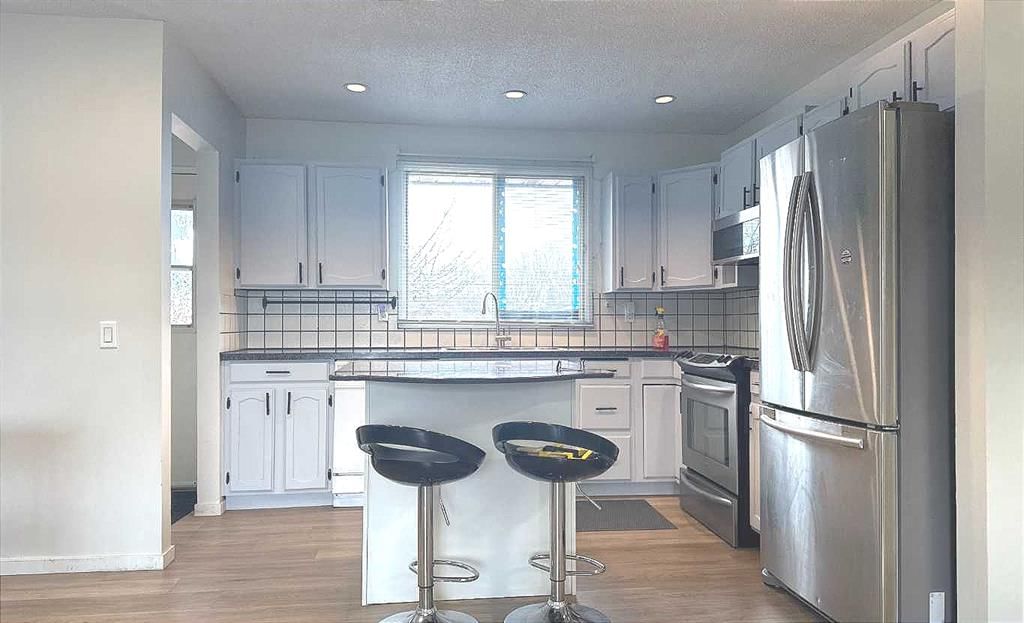 2715 41A Avenue SE, Calgary — photo 2 of 31