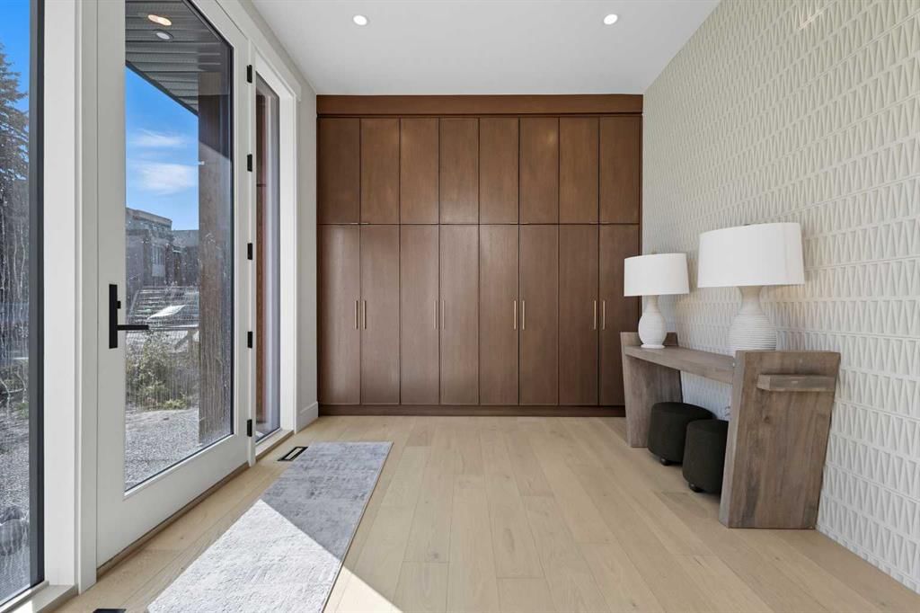 2122 29 Avenue SW, Calgary — photo 2 of 50