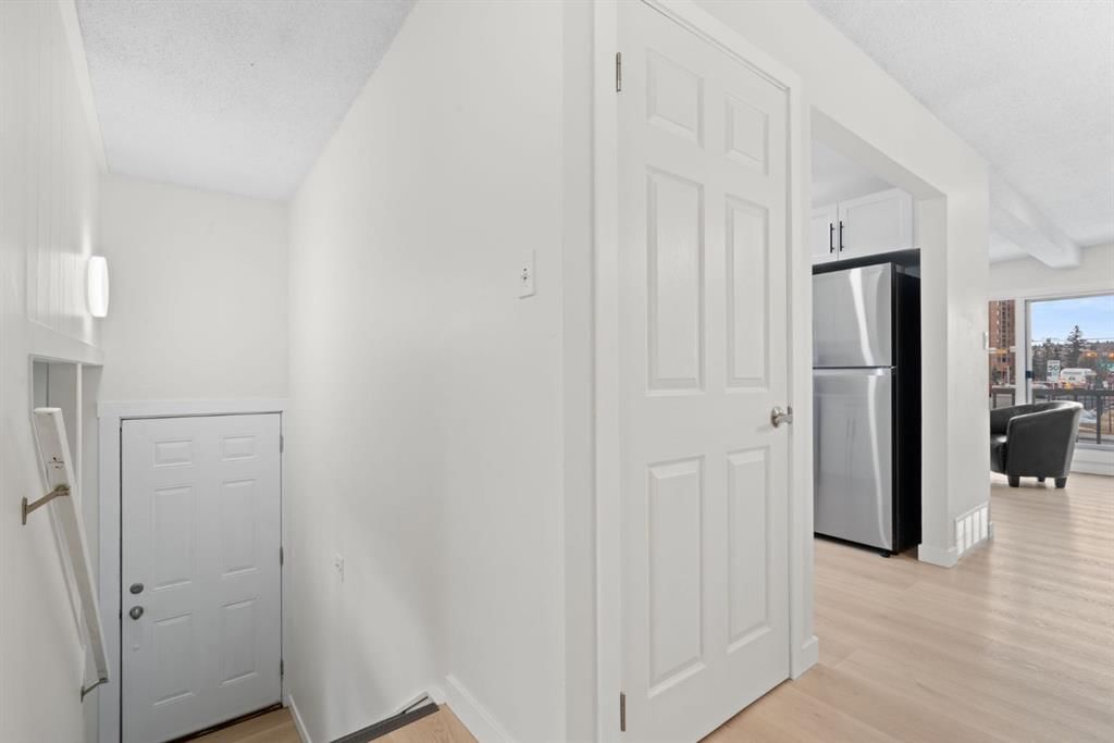 8547 47 Avenue NW, Calgary — photo 3 of 49
