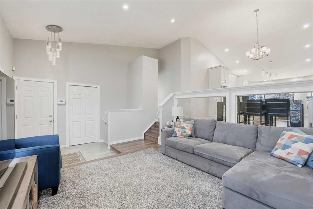31 Applegrove Crescent SE, Calgary — photo 3 of 25