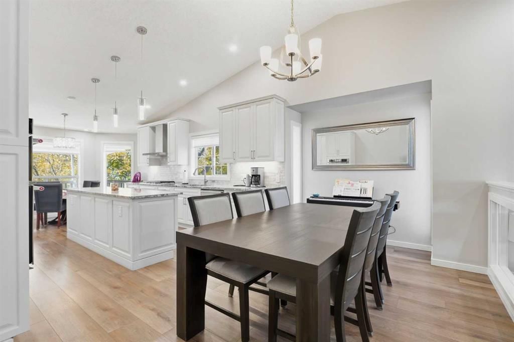 31 Applegrove Crescent SE, Calgary — photo 5 of 25