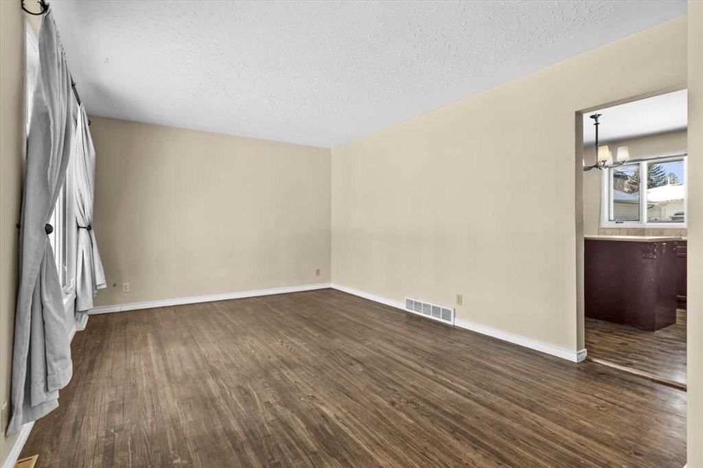 3527 42 Street SW, Calgary — photo 4 of 37