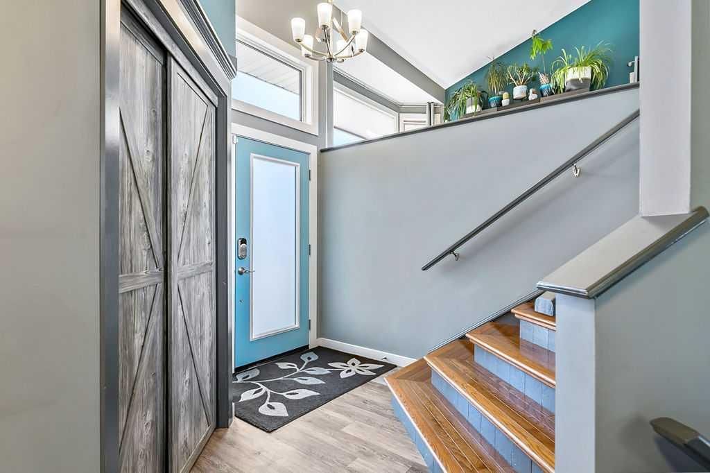 851 Mckenzie Drive SE, Calgary — photo 2 of 34