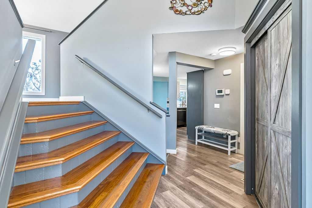 851 Mckenzie Drive SE, Calgary — photo 3 of 34