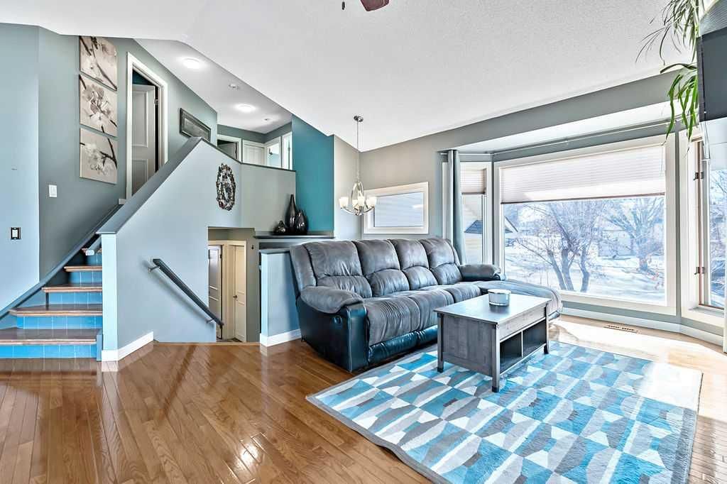 851 Mckenzie Drive SE, Calgary — photo 4 of 34