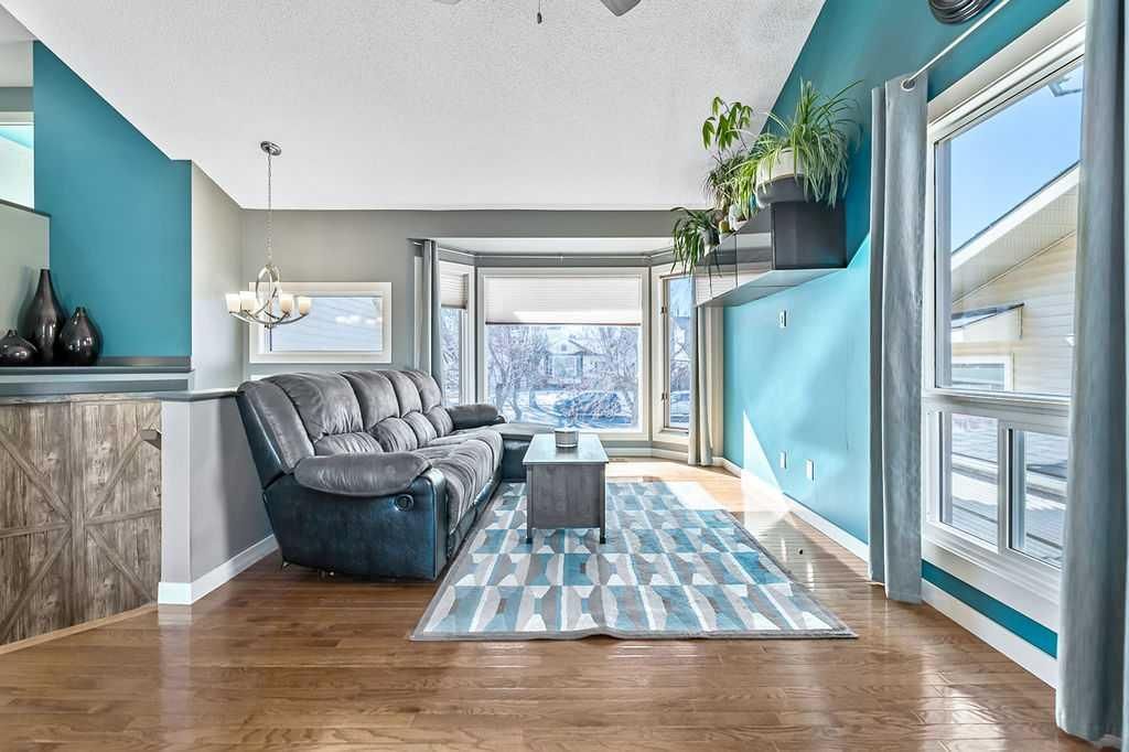 851 Mckenzie Drive SE, Calgary — photo 5 of 34