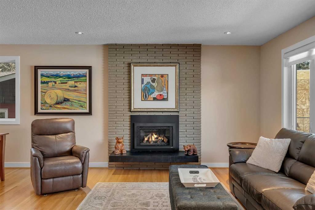 5411 Ladbrooke Drive SW, Calgary — photo 3 of 50