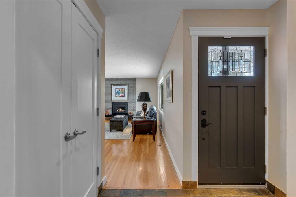 5411 Ladbrooke Drive SW, Calgary — photo 5 of 50