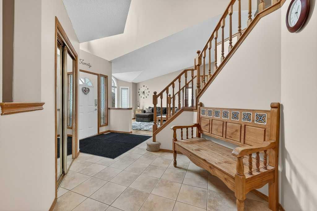 108 Hawkstone Close NW, Calgary — photo 5 of 45