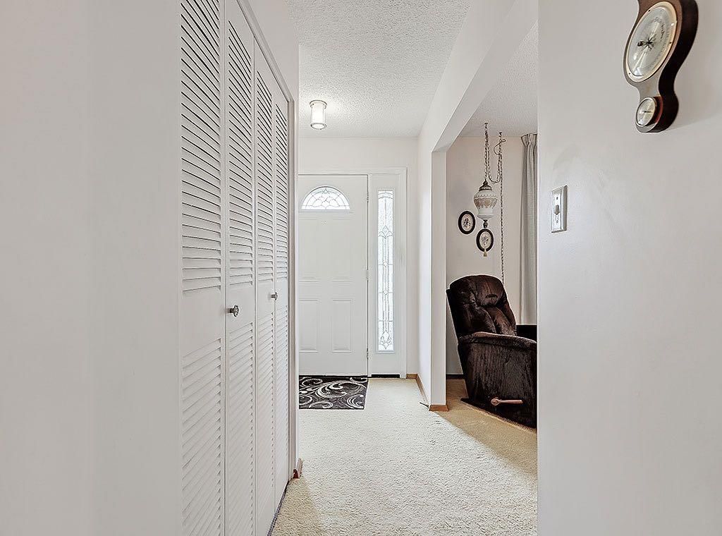 9432 Almond Crescent SE, Calgary — photo 3 of 31