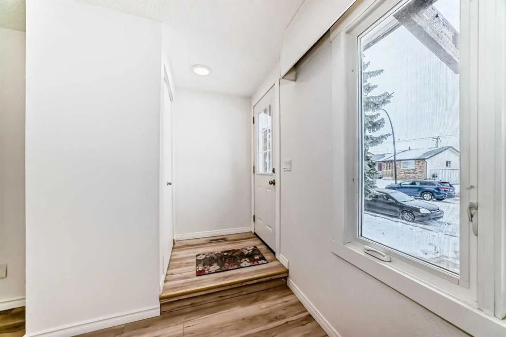 23 Marbank Way NE, Calgary — photo 4 of 34