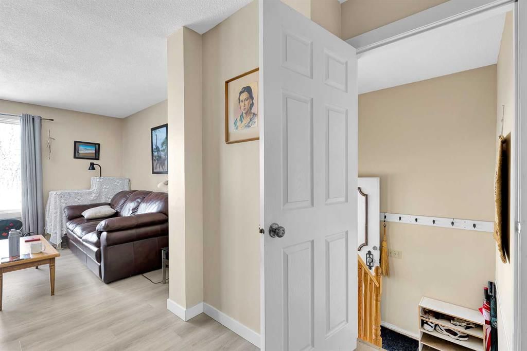 116 Huntwick Way NE, Calgary — photo 4 of 35