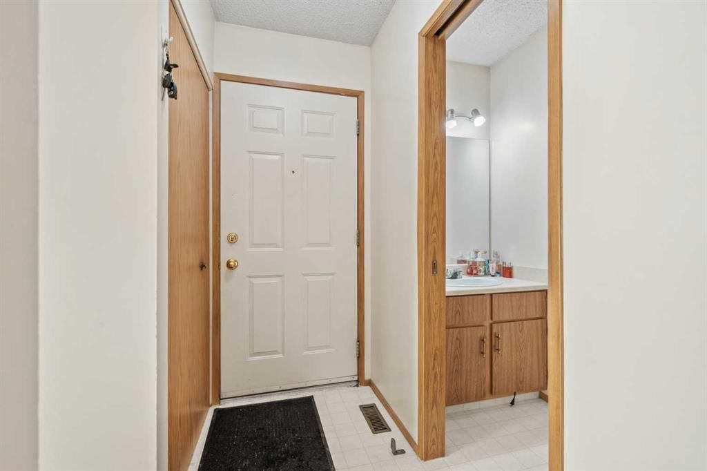 49 Range Gardens NW, Calgary — photo 3 of 38