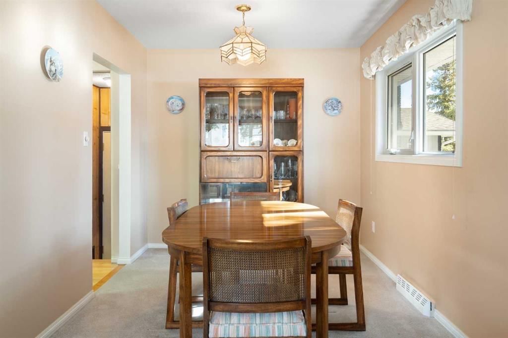 59 Hogarth Crescent SW, Calgary — photo 4 of 46