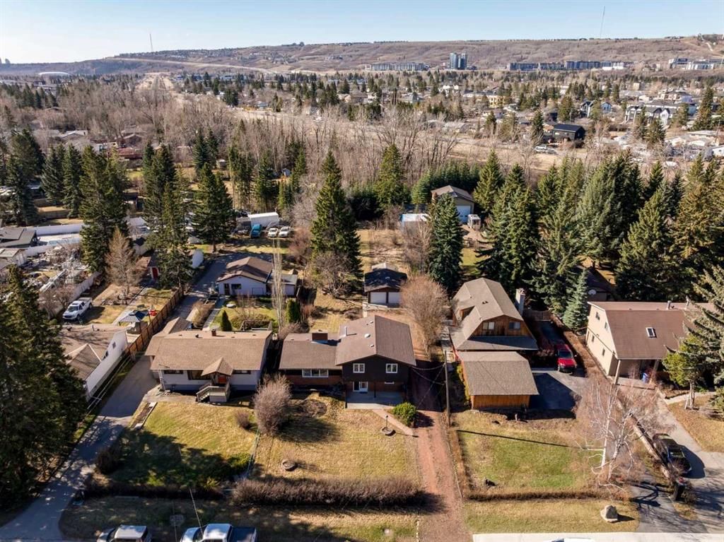 7223 Bow Crescent NW, Calgary — photo 3 of 36