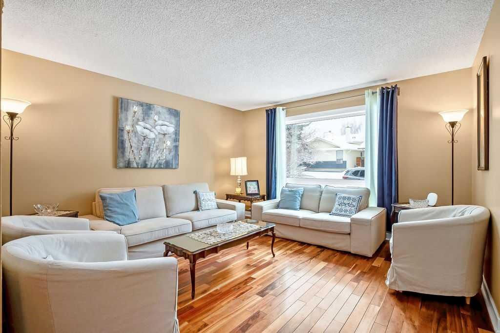 40 Woodglen Grove SW, Calgary — photo 2 of 27