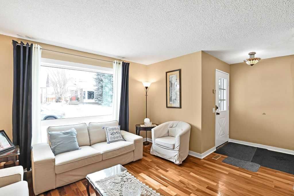 40 Woodglen Grove SW, Calgary — photo 3 of 27