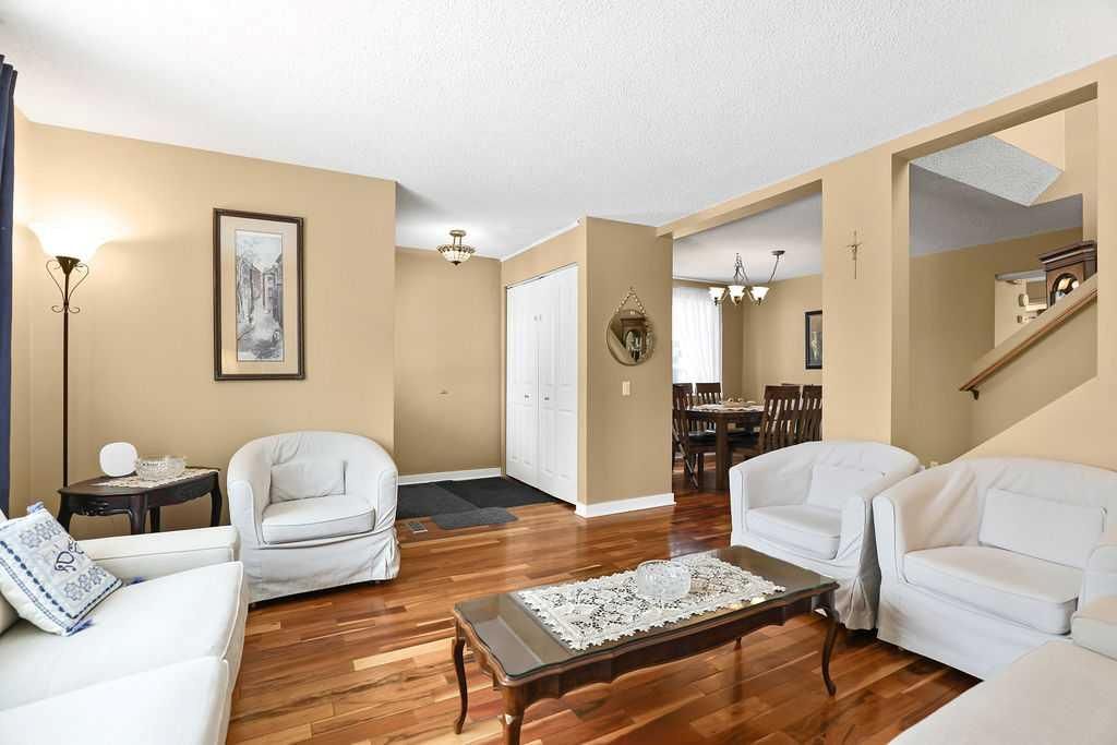 40 Woodglen Grove SW, Calgary — photo 4 of 27
