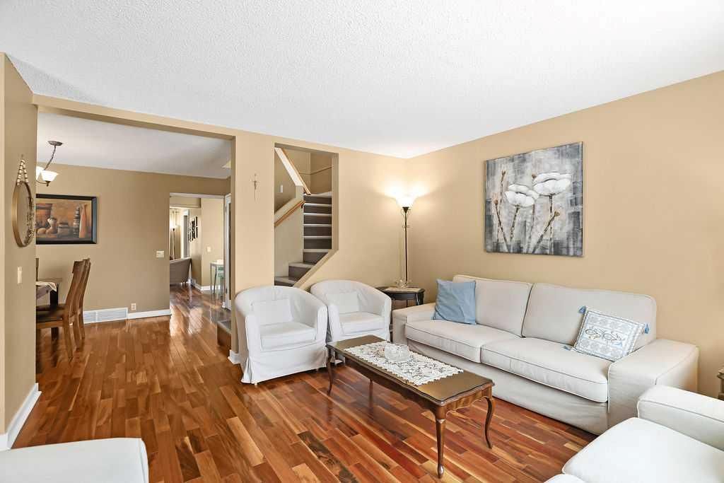 40 Woodglen Grove SW, Calgary — photo 5 of 27