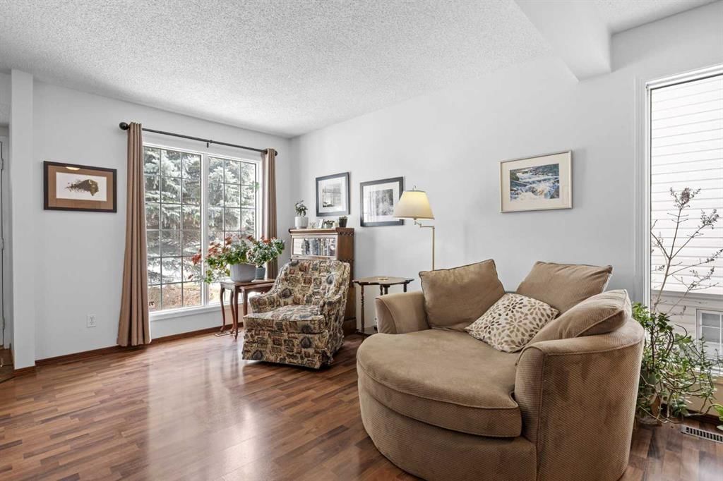 292 Douglas Ridge Close SE, Calgary — photo 3 of 25