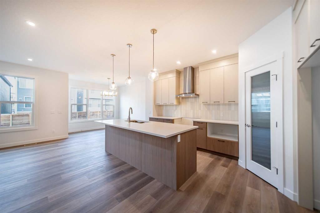 73 Royston Grove NW, Calgary — photo 4 of 39