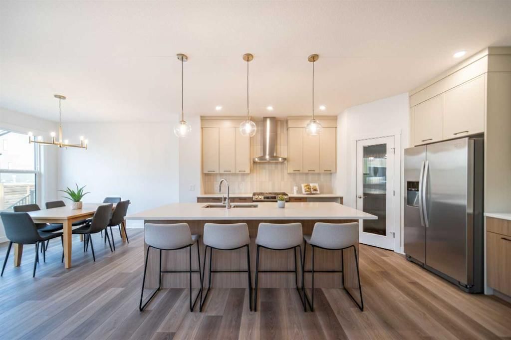 73 Royston Grove NW, Calgary — photo 5 of 39