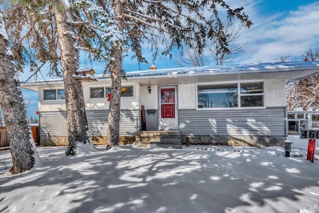 4604 33 Avenue SW, Calgary — main listing photo