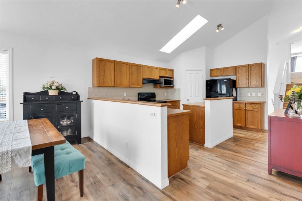 70 Weston Park SW, Calgary — photo 3 of 33