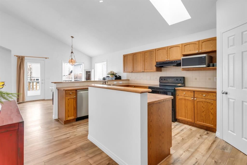 70 Weston Park SW, Calgary — photo 4 of 33