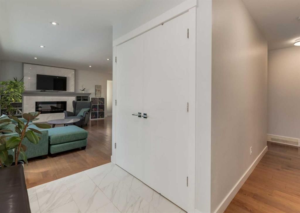 4815 Claret Street NW, Calgary — photo 2 of 26