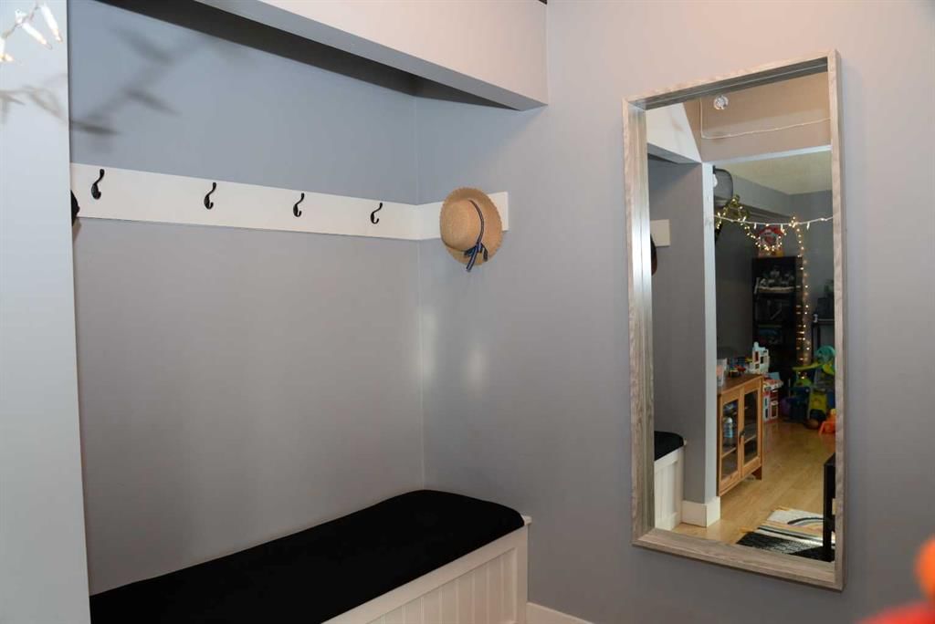 131 Erin Woods Drive SE, Calgary — photo 3 of 43