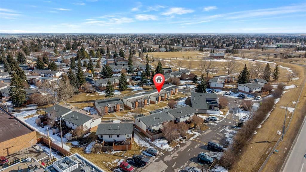 426 Pinemont Gate NE, Calgary — photo 3 of 28