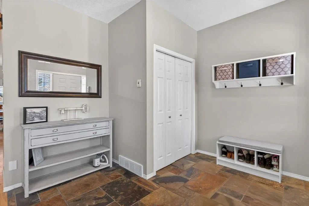 389 Elgin Way SE, Calgary — photo 5 of 38