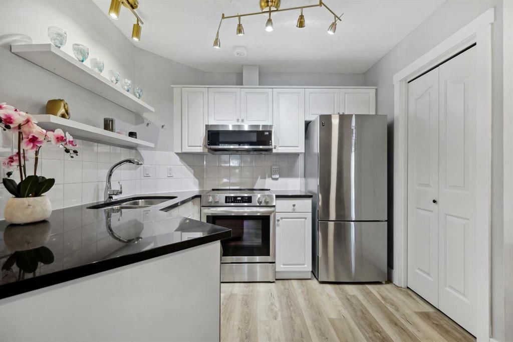 210, 10 Sierra Morena Mews SW, Calgary — photo 2 of 24