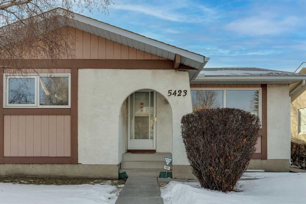 5423 Madigan Drive NE, Calgary — photo 4 of 28