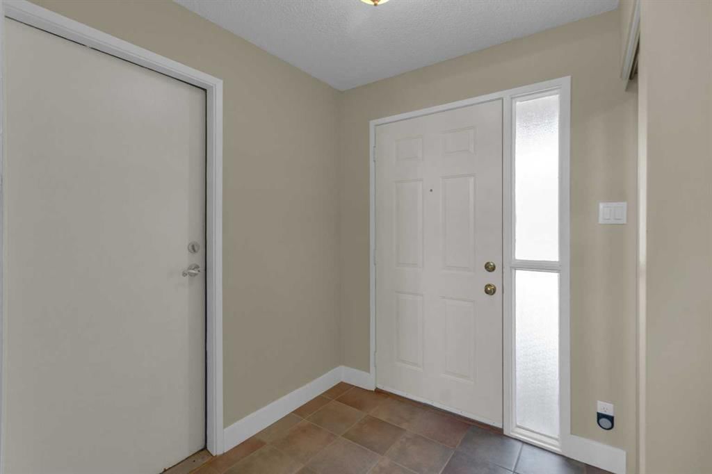 3, 64 Woodacres Crescent SW, Calgary — photo 4 of 37