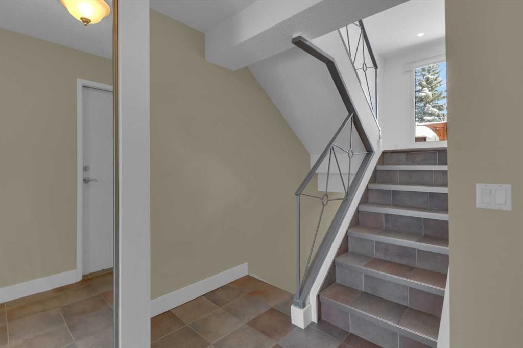 3, 64 Woodacres Crescent SW, Calgary — photo 5 of 37