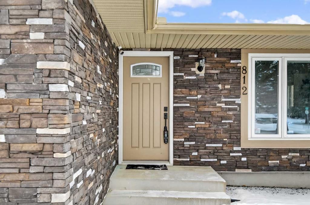 812 Acadia Drive SE, Calgary — photo 2 of 50