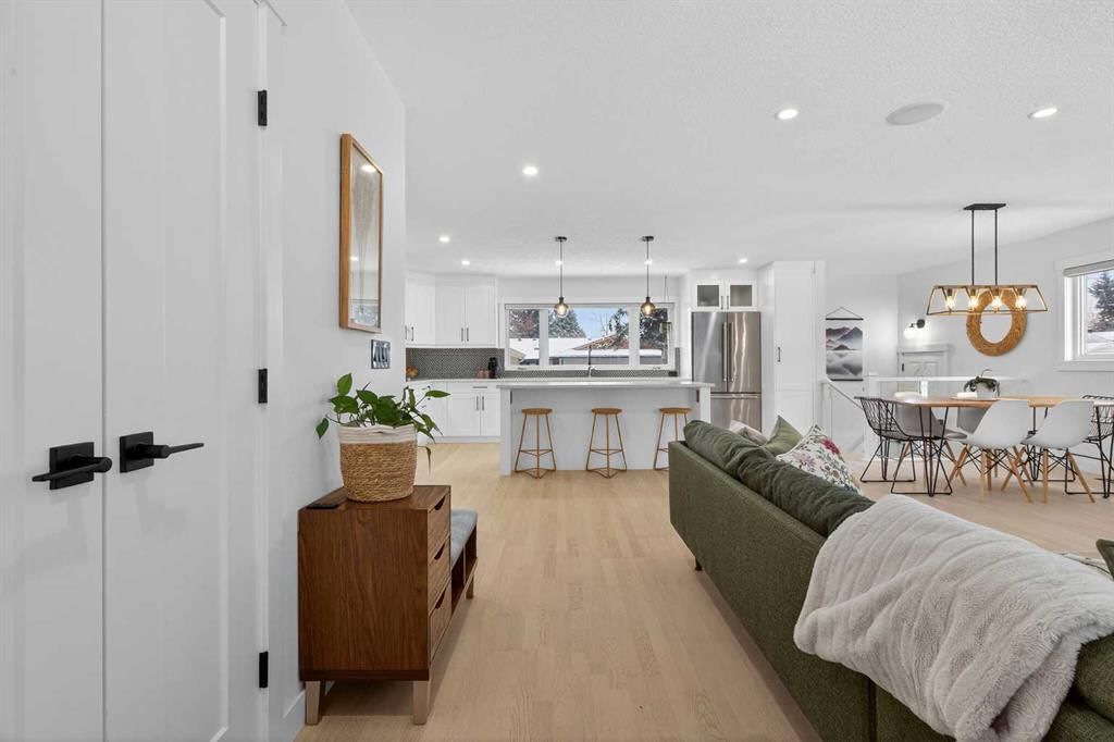 812 Acadia Drive SE, Calgary — photo 3 of 50