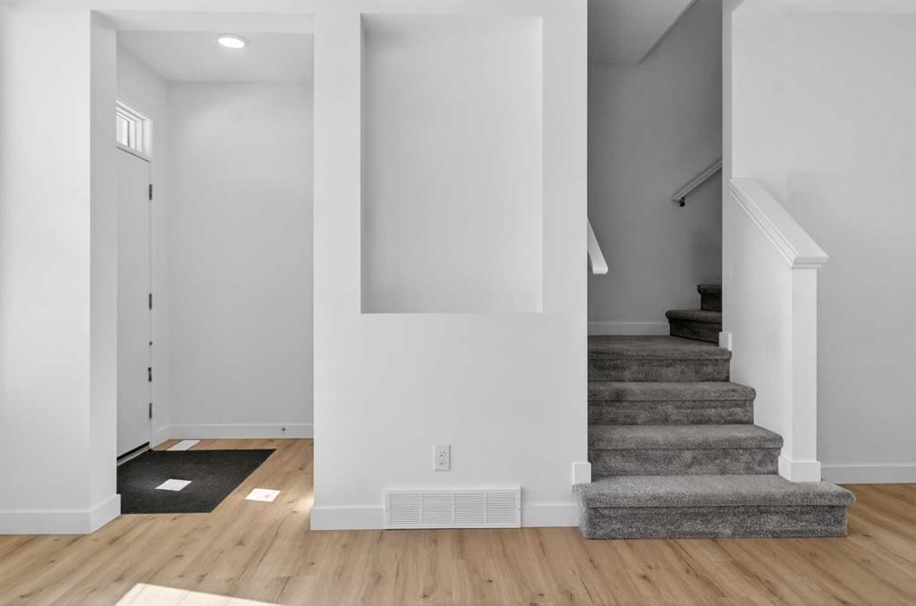 216 142 Avenue NW, Calgary — photo 3 of 35
