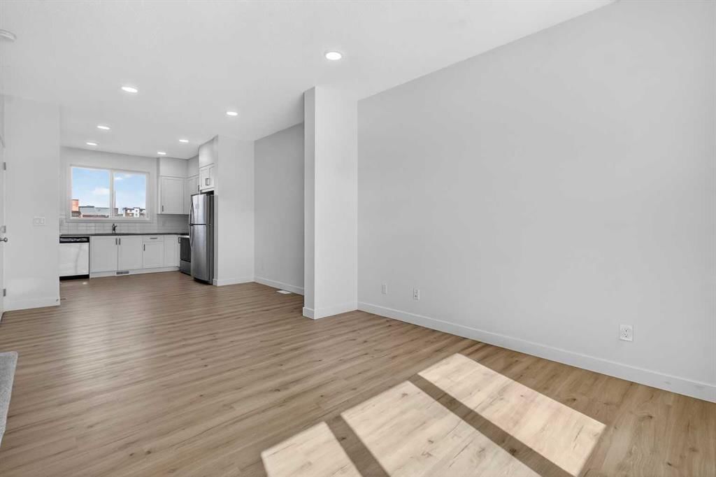 216 142 Avenue NW, Calgary — photo 5 of 35