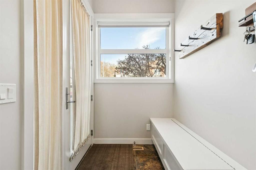 1013 19 Avenue SE, Calgary — photo 4 of 37