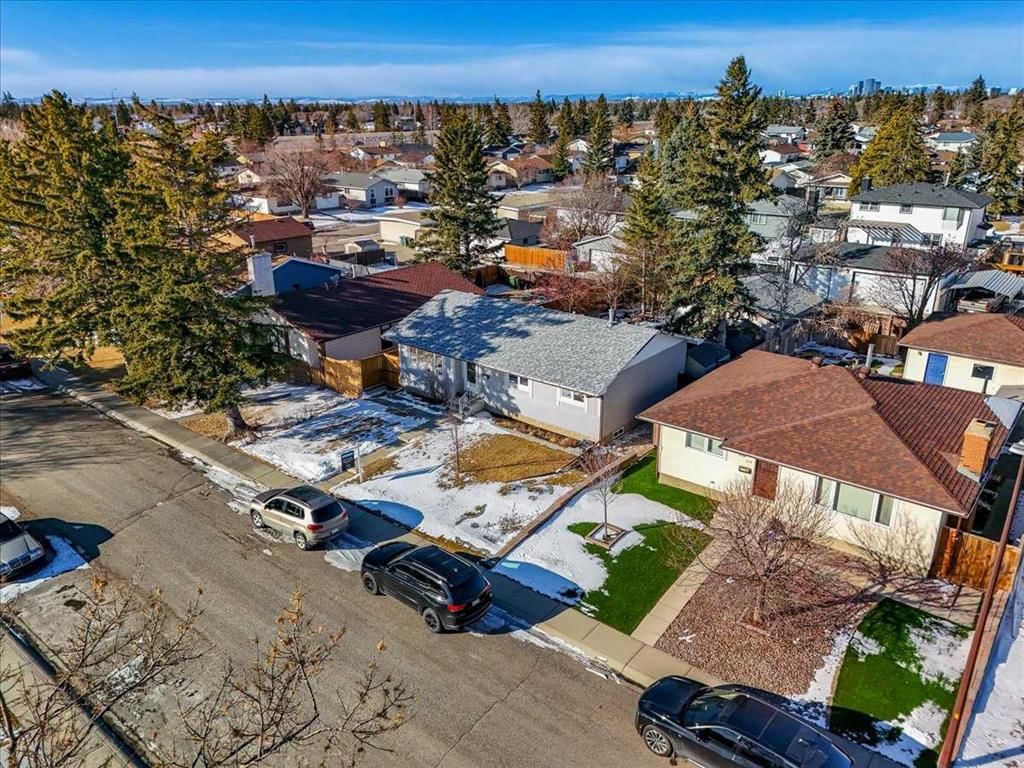 215 Pinegrove Close NE, Calgary — photo 3 of 48