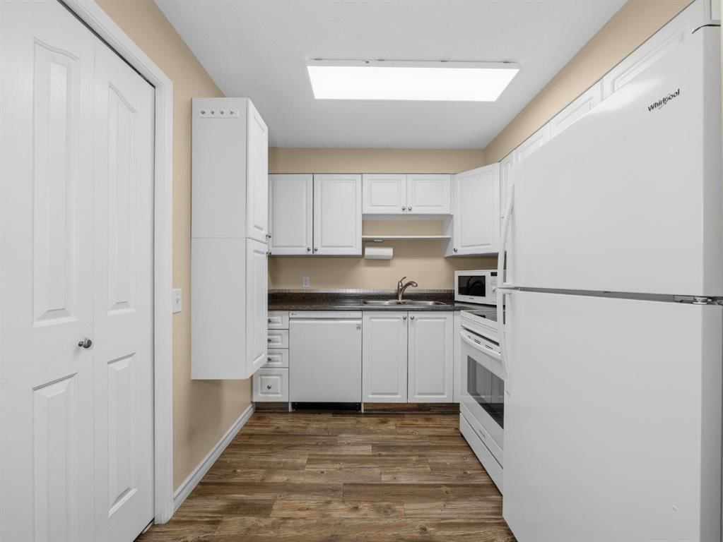 3208 Millrise Point SW, Calgary — photo 4 of 26