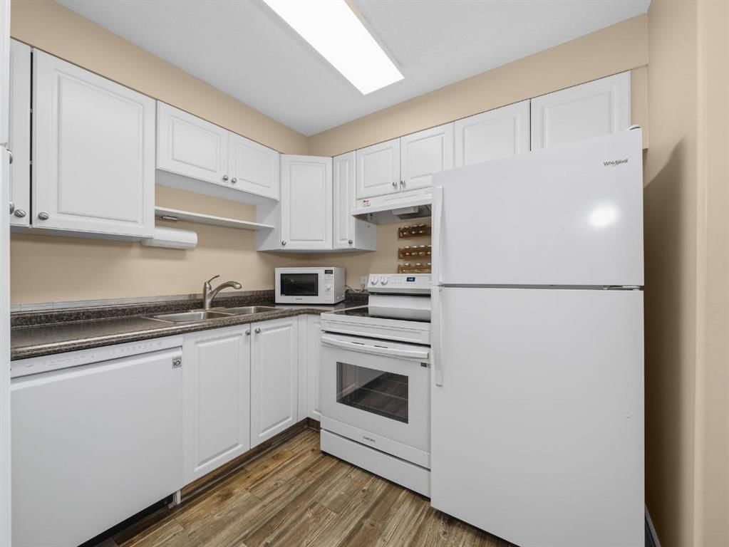 3208 Millrise Point SW, Calgary — photo 5 of 26