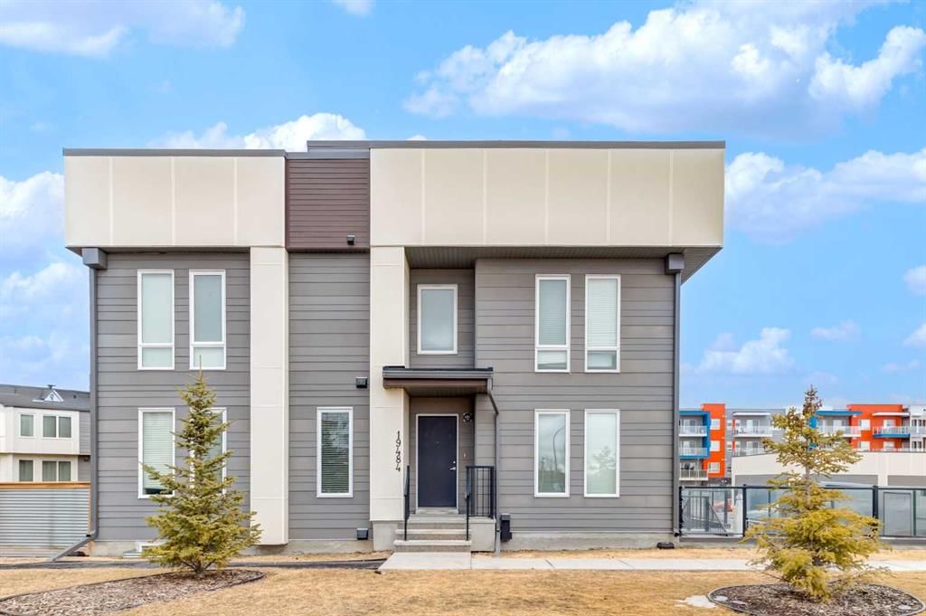 19484 37 Street SE, Calgary — photo 2 of 35