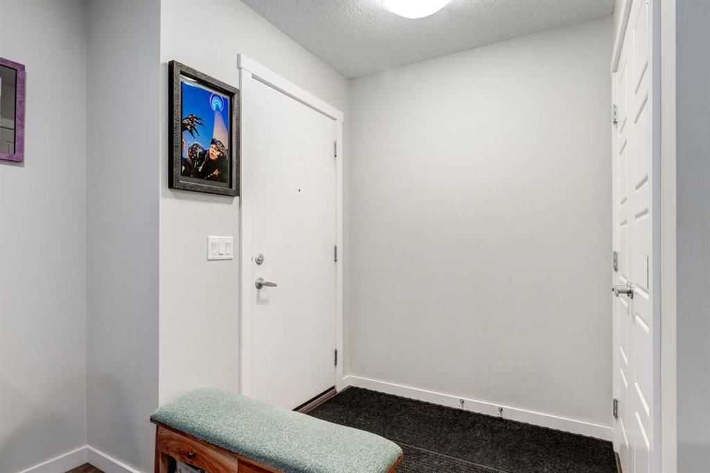 19484 37 Street SE, Calgary — photo 3 of 35