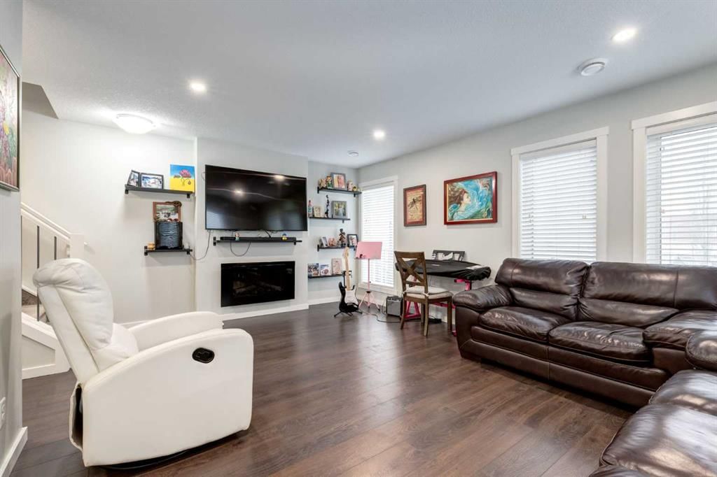 19484 37 Street SE, Calgary — photo 4 of 35