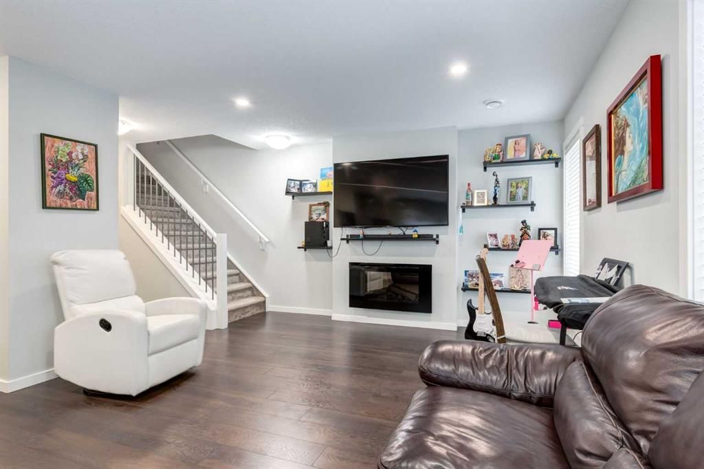 19484 37 Street SE, Calgary — photo 5 of 35